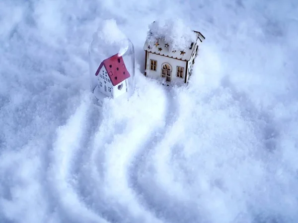 Duas Pequenas Casas Brinquedo Com Iluminação Iluminada Neve Caminhos Neve — Fotografia de Stock