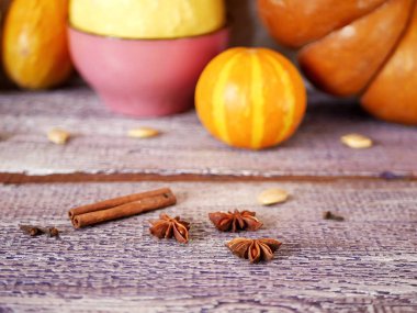 Baharatlar, pumpkins, tuval, kağıt ve ahşap arka plan ev yapımı yiyecek hazırlama