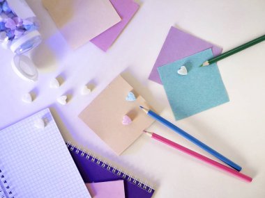 Hassas renk kalp şeklinde tatlı vitaminler tablo, kağıt, kalem, romantik selamlar kavramı, aşk için reçete üzerinde dağılmış