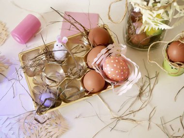  Paskalya yumurta taze ve boyalı, Paskalya dekor üzerinde hafif bir arka plan Paskalya tatili