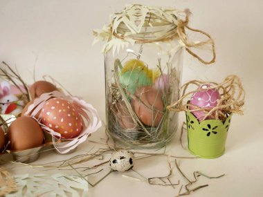  Paskalya yumurta taze ve boyalı, Paskalya dekor üzerinde hafif bir arka plan Paskalya tatili