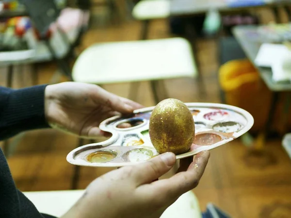 Ręce Student Paleta Malowane Jajka Wielkanoc Palety Tło Warsztaty Sztuki — Zdjęcie stockowe