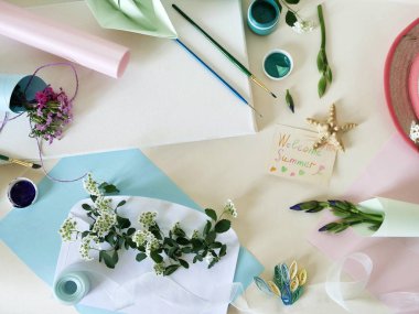 Geçerli beyaz boş bir tuval, sanat malzemeleri, üstten görünüm, kavramsal kompozisyon, yazma ve beraberlik Tebrikler, davetiye, postcar