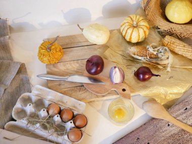 Yumurta, kabak, soğan, sebze, deniz tuzu bir masa lambası, üstten görünüm, malzemeler, sarı tonları pişirme eve