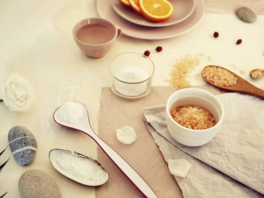 Deniz tuzu, dilimlenmiş portakal, deniz taşları ve kabukları, su parlak bir masada, maske, bodur, nazik bakım prosedürleri için malzemeler