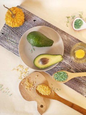 Deniz tuzu, avokado, yumurta kabaklar masa lambası, üstten görünüm, bir maske için malzemeler fırçalayın, bakım prosedürleri nazik