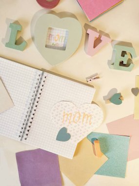  Anneler günü, notlar, boya kalemi, kağıt, kalem hafif bir arka plan üzerinde üçboyutlu harfler, Kalpler, boş defter kelime aşkına kutlama için dekoratif kompozisyonu