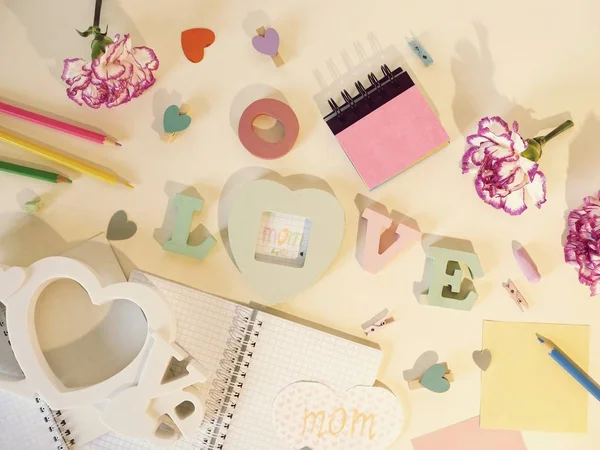Composição Decorativa Congratulações Com Dia Mãe Cravos Rosa Frescos Cartas — Fotografia de Stock