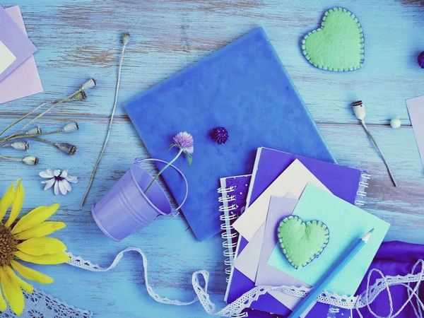 Keçe kalp, kağıt kalem, defter ve dekor, üstten görünüm, konsept hazırlama bir romantik turu, gevşeme, vintage tarzı için bir planı yazma ile bir çift bileşimi mevsim yaz