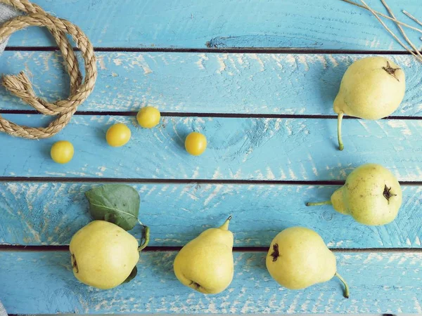 Poires Prunes Mûres Jaunes Éparpillées Sur Une Table Bois Bleu — Photo