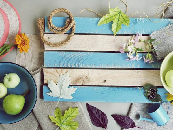 Frische Früchte Blätter Und Blumen Auf Einem Holztisch Draufsicht Sommer — Stockfoto