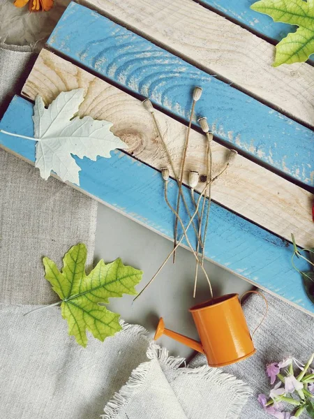 Frische Früchte Blätter Und Blumen Auf Einem Holztisch Draufsicht Sommer — Stockfoto