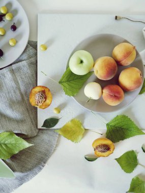 Şeftali, elma, Erik, açık renkli, üstten görünüm, yaz, Sonbahar sezonu, Tabaklarda yapraklarda meyve hasat, yaşam tarzı, sağlıklı gıda