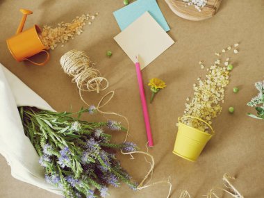 Yeşil baharatlı otlar, tuz, kağıt mutfak masası, üstten görünüm, sağlıklı gıda, yaz sezonu, tarifi için hasat