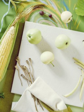 Sarı sebze ve meyveler, yapraklar yeşil ve beyaz arka plan, üstten görünüm, sezon yaz, Sonbahar, sağlıklı gıda, hasat