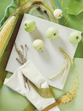 Sarı sebze ve meyveler, yapraklar yeşil ve beyaz arka plan, üstten görünüm, sezon yaz, Sonbahar, sağlıklı gıda, hasat