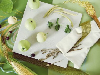 Sarı sebze ve meyveler, yapraklar yeşil ve beyaz arka plan, üstten görünüm, sezon yaz, Sonbahar, sağlıklı gıda, hasat