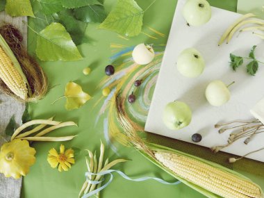 Sarı sebze ve meyveler, yapraklar yeşil ve beyaz arka plan, üstten görünüm, sezon yaz, Sonbahar, sağlıklı gıda, hasat