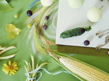 Sarı sebze ve meyveler, yapraklar yeşil ve beyaz arka plan, üstten görünüm, sezon yaz, Sonbahar, sağlıklı gıda, hasat