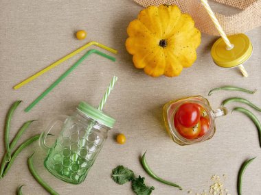 Domates, baharat, meyve, sebze, masada bir saman ile bir cam kase, smoothies için malzemeler, Öğle Yemeği, yaz sezonu, sağlıklı gıda