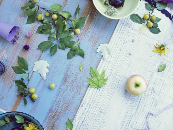 Früchte Blumen Blätter Auf Hölzernem Hintergrund Draufsicht Sommerliche Saisonale Komposition — Stockfoto