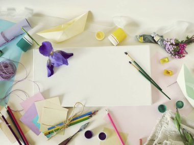 Boş beyaz bez, sanat malzemeleri, taze çiçek, dekor bir açık renkli, üstten görünüm, yaz sezonu