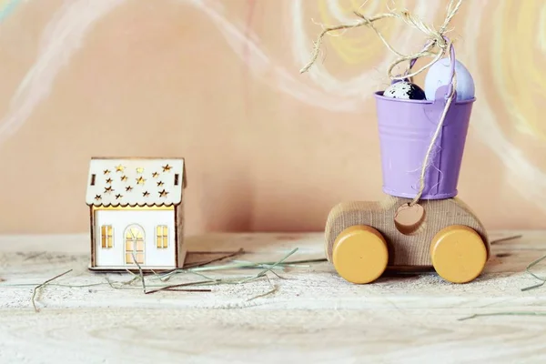 Coche Juguete Huevos Codorniz Una Pequeña Casa Con Iluminación Sobre — Foto de Stock