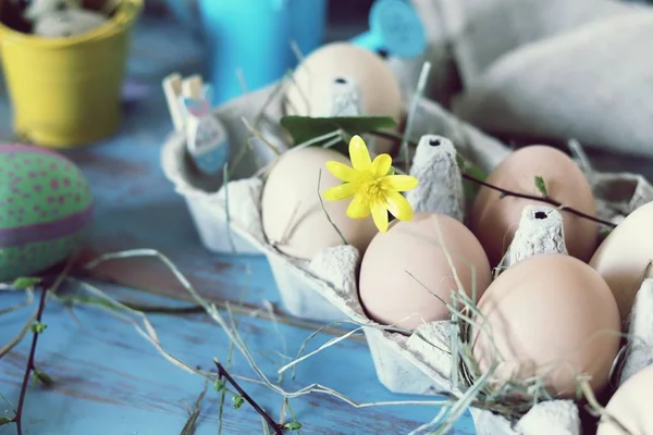 Huevos Codorniz Decoración Pascua Una Mesa Madera Azul Vista Superior —  Fotos de Stock