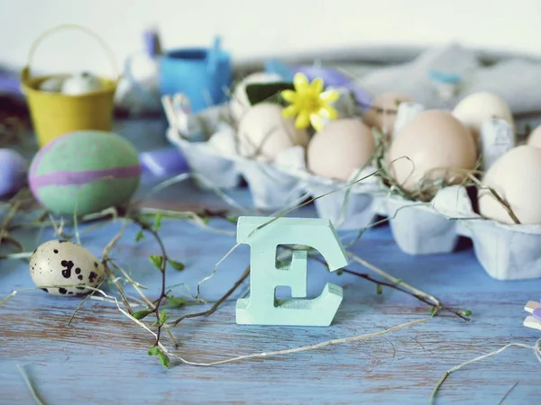 Eieren Kwartels Pasen Decor Een Blauwe Houten Tafel Bovenaanzicht — Stockfoto