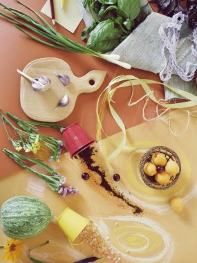 Sebze, yeşillik, baharat, çiçek ve deniz tuzu turuncu kağıt üzerinde dekoratif kompozisyon, pastel boya kalemleri ile boyalı, üst görünüm, yaz sezonu