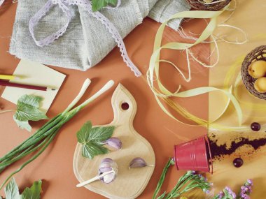 Sebze, yeşillik, baharat, çiçek ve deniz tuzu turuncu kağıt üzerinde dekoratif kompozisyon, pastel boya kalemleri ile boyalı, üst görünüm, yaz sezonu