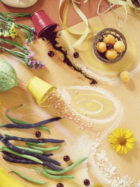 Sebze, yeşillik, baharat, çiçek ve deniz tuzu turuncu kağıt üzerinde dekoratif kompozisyon, pastel boya kalemleri ile boyalı, üst görünüm, yaz sezonu