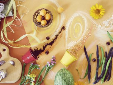 Sebze, yeşillik, baharat, çiçek ve deniz tuzu turuncu kağıt üzerinde dekoratif kompozisyon, pastel boya kalemleri ile boyalı, üst görünüm, yaz sezonu