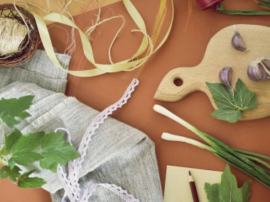 Sebze, yeşillik, baharat, çiçek ve deniz tuzu turuncu kağıt üzerinde dekoratif kompozisyon, pastel boya kalemleri ile boyalı, üst görünüm, yaz sezonu