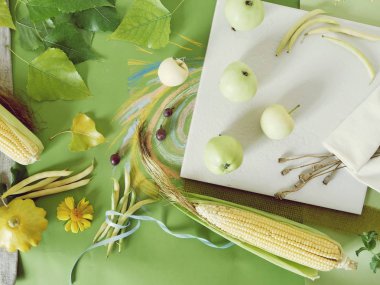 Sarı sebze ve meyveler, yapraklar yeşil ve beyaz arka plan, üstten görünüm, sezon yaz, Sonbahar, sağlıklı gıda, hasat