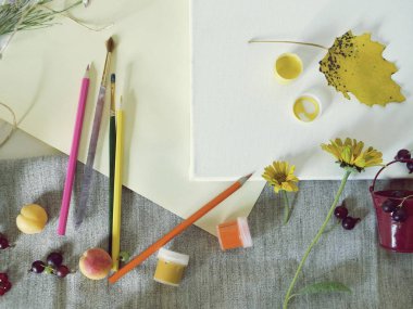Boş beyaz bez, sanat malzemeleri, taze çiçek, dekor bir açık renkli, üstten görünüm, yaz sezonu