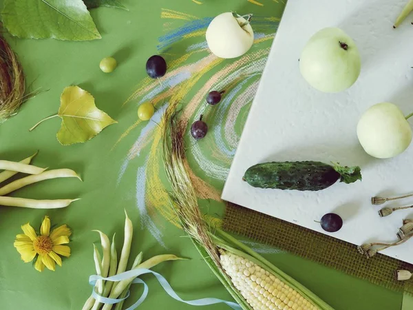 Sarı sebze ve meyveler, yapraklar yeşil ve beyaz arka plan, üstten görünüm, sezon yaz, Sonbahar, sağlıklı gıda, hasat