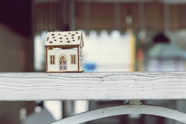 夏季咖啡馆木栏杆上的小玩具屋 背景模糊 — 图库照片