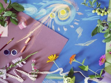 Taze çiçekler, yapraklar ve mavi bir arka plan üzerinde meyve yaz mevsimsel kompozisyon, üst görünümü