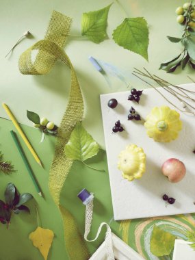 Beyaz bir tabak ve yeşil renkli kağıt üzerinde meyve, sebze, çiçek yaz mevsim kompozisyonu, pastel ile boyanmış, üst görünümü