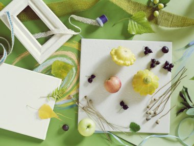 Meyve, sebze, dekor ve yeşil renkli kağıt üzerine beyaz bir çerçeve yaz mevsim kompozisyonu, pastel ile boyanmış, üst görünümü