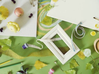 Meyve, sebze, dekor ve yeşil renkli kağıt üzerine beyaz bir çerçeve yaz mevsim kompozisyonu, pastel ile boyanmış, üst görünümü