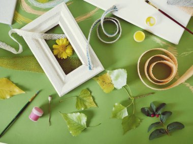 Meyve, sebze, dekor ve yeşil renkli kağıt üzerine beyaz bir çerçeve yaz mevsim kompozisyonu, pastel ile boyanmış, üst görünümü