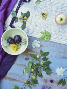 Taze sebzeler, meyveler, çiçekler, tahta bir masada yapraklar, üst görünüm, sağlıklı gıda hazırlama, yaz