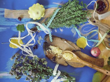 Taze sebzeler, baharatlar, sofradaki çiçekler, üst tere, sağlıklı yemek pişirme, yaz