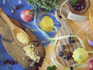 Taze sebzeler, baharatlar, sofradaki çiçekler, üst tere, sağlıklı yemek pişirme, yaz
