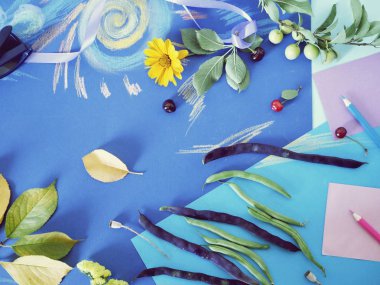 Taze çiçekler, yapraklar ve mavi bir arka plan üzerinde meyve yaz mevsimsel kompozisyon, üst görünümü