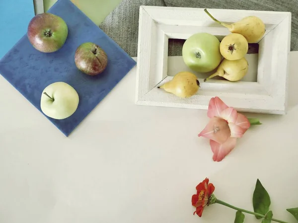 Frische Birnen Und Äpfel Holzrahmen Draufsicht Konzept Der Gesunden Ernährung — Stockfoto