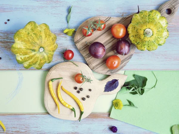 Verduras Frutas Especias Verduras Una Mesa Madera Tablas Cortar Vista — Foto de Stock