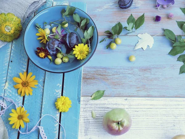Frisches Gemüse Obst Blumen Blätter Auf Einem Holztisch Draufsicht Zubereitung — Stockfoto